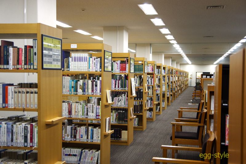 図書館内の書架を見て多くの本を目にするもリフレッシュ