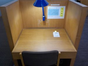 自習室の電源完備の机