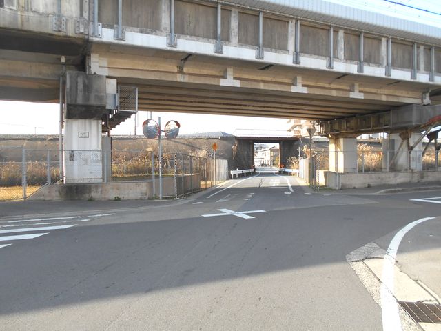 別府鉄道廃線跡を歩く：新幹線の高架をくぐる