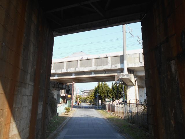 別府鉄道廃線跡を歩く：別府駅高架の先は新幹線高架