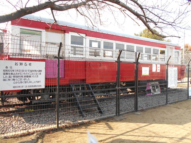 別府鉄道廃線跡を歩く：円長寺公園に保管されるキハ2
