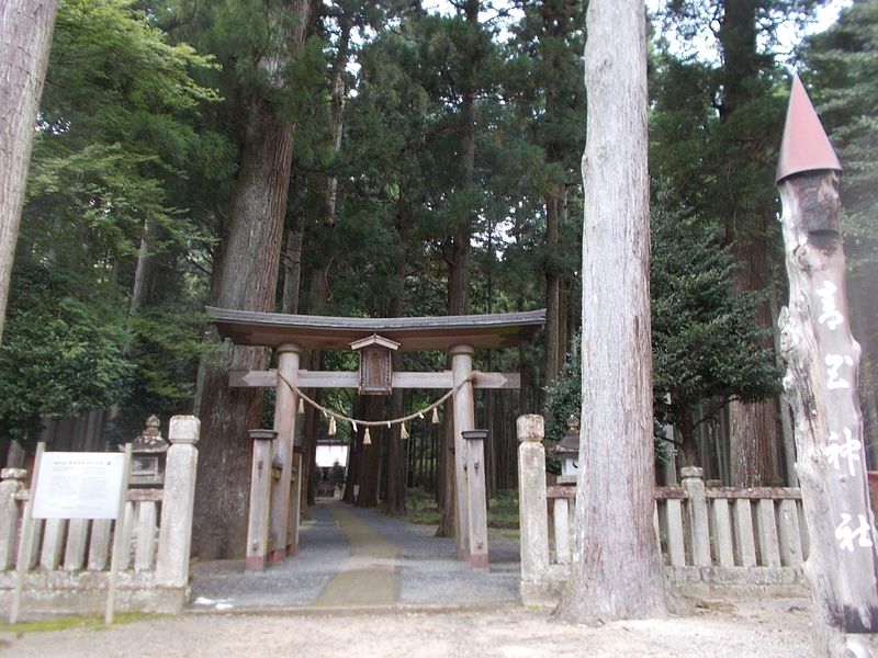 別世界の入口のような神社の鳥居