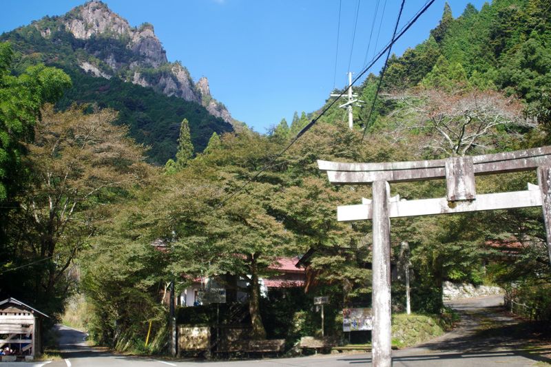 雪彦山バス停跡　賀野神社の鳥居があり、参道を徒歩で登るルートもある