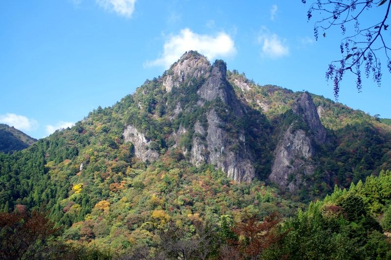 洞ケ岳三峰　紅葉が少しずつ進んで、もうしばらく後には、山の色は変わる