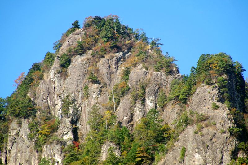 「洞ケ岳」の最高峰の大天井岳　足が絶対にすくむような、崖である
