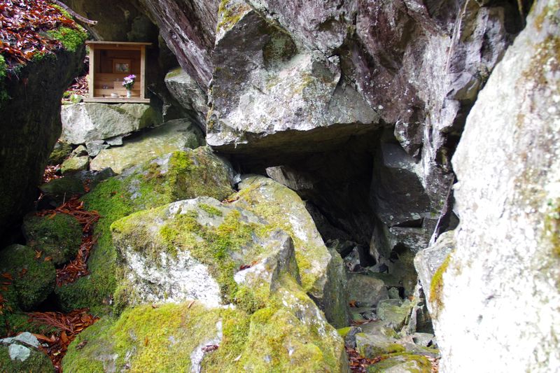 あちらこちらに巨岩の隙間があり、洞窟というより岩の隙間が四方にある