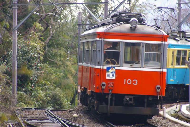 箱根登山鉄道　左の線路を登って、大平台駅のスイッチバック　