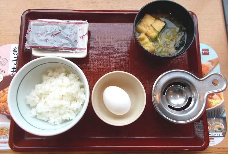 「生たまご朝定食」250円　ご飯はミニ　具だくさんの味噌汁とたまかけで満足