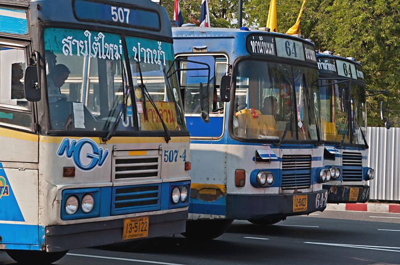 byPixabay　transport-system-g23148de59　これはタイのバスだ　現役ですよ