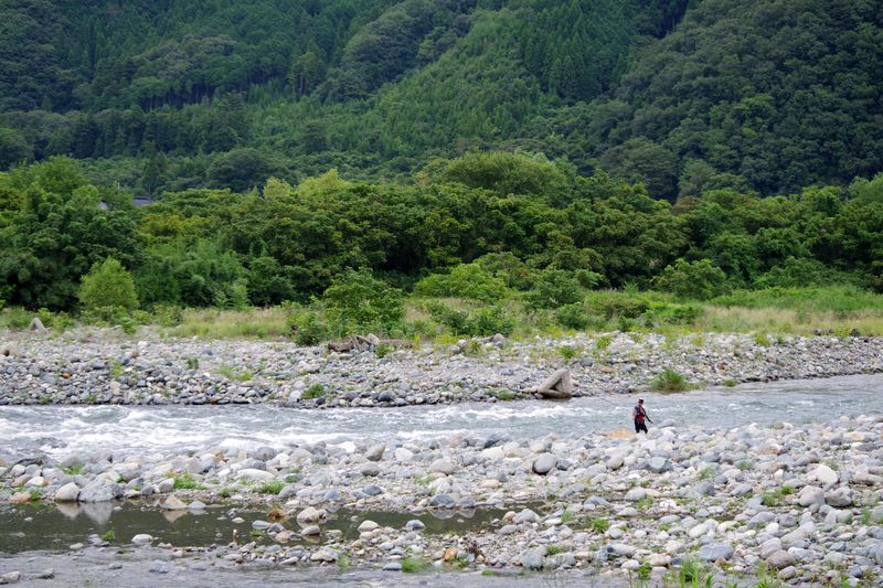 揖保川の鮎師　本流の水量は多い