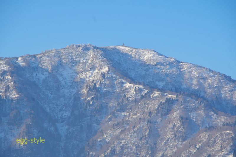 冬に山頂の小屋まですっきり見えるのは少ない