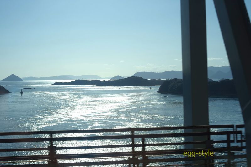 朝日に輝く瀬戸内海をいくつもの橋で四国へ渡る