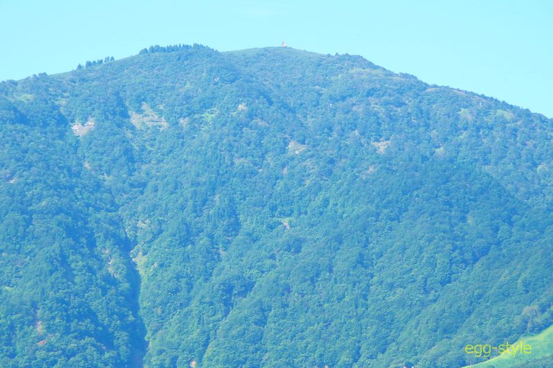 氷ノ山の山頂には　三角屋根の小屋がある　冬はいつも荒れている