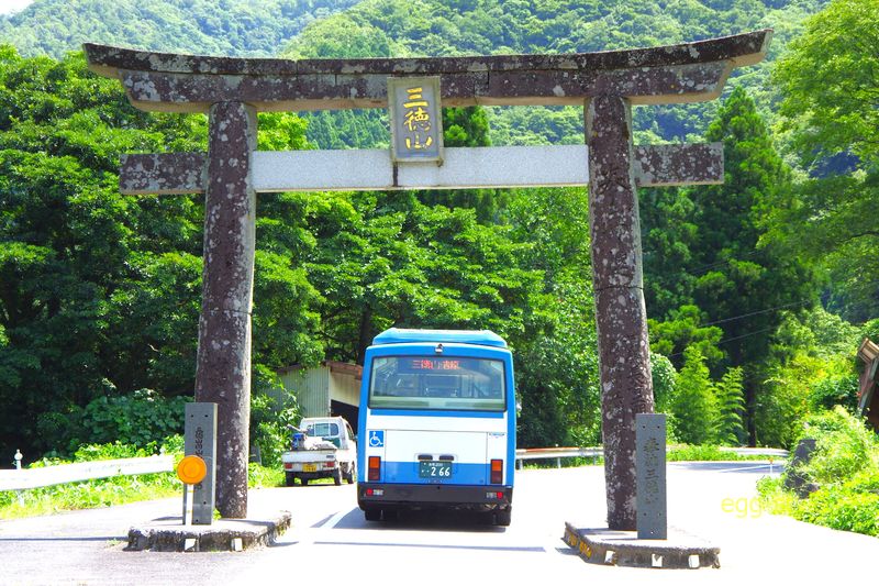 道に三徳山の鳥居 路線バスが3速にシフトダウンであえいで登る