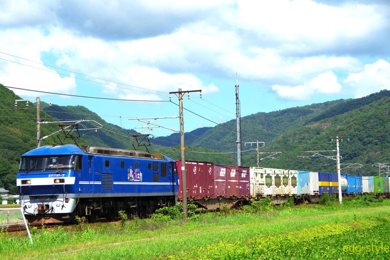 EF210-7 上り1050レ 下り坂もひと段落で平坦地の加速をして行く