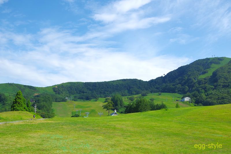 鉢伏高原　緑色のスキー場は広大だ