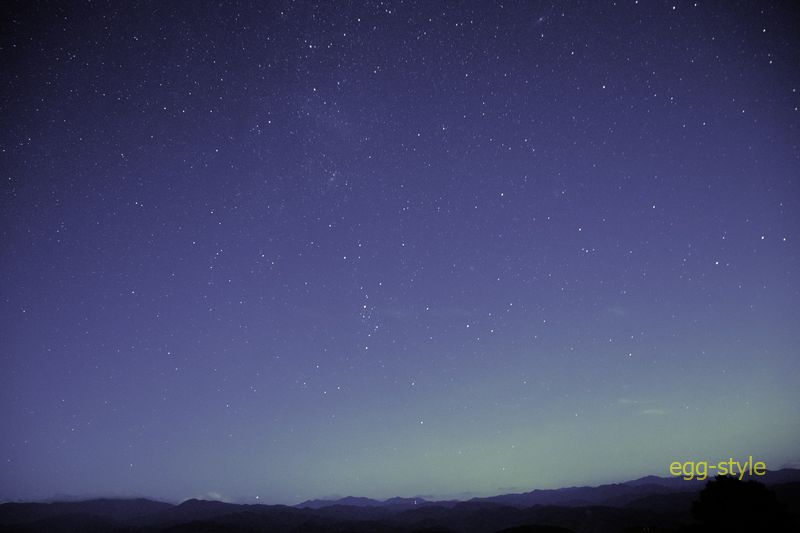 東の空　なんとなくわかるようなと星座表と見比べ