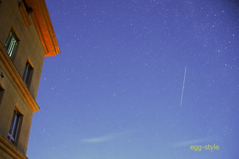 北の空　建物は真っ黒でしたが色が出ます　流れ星が……