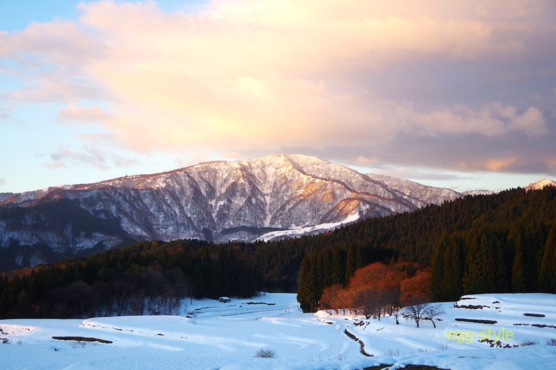 朝一番 日出直後の朝日を浴びる氷ノ山