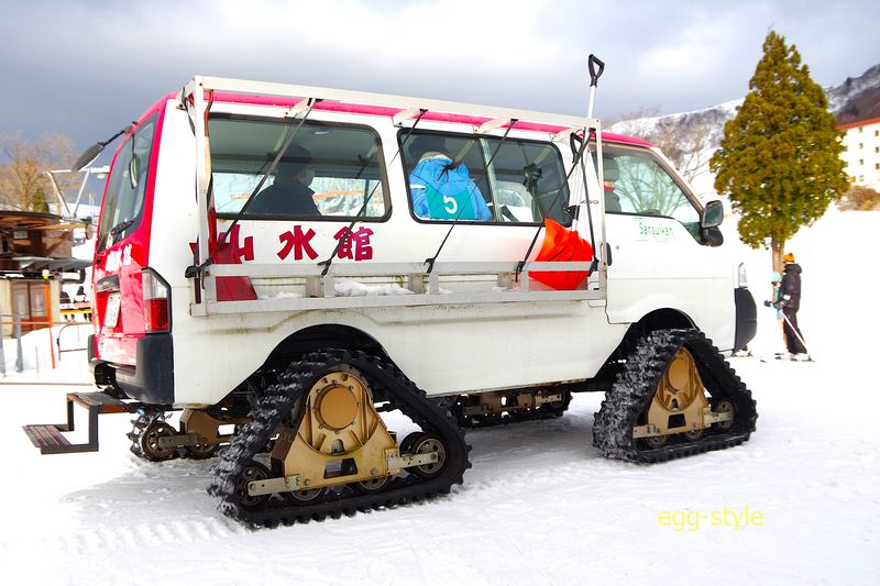 ゲレンデ周辺の宿屋の駐車場からの送迎車　クローラーでガンガン走る　たくさん生息