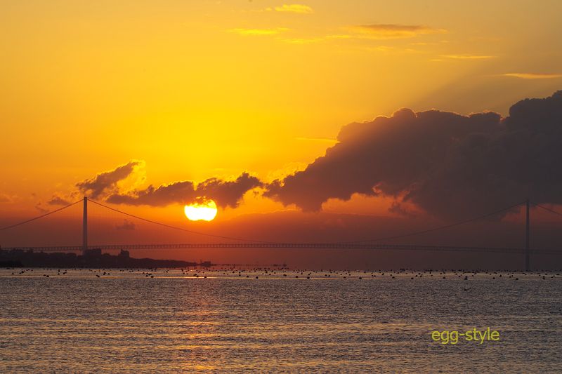 近くの雲が邪魔をしてくれる　明石海峡大橋の上に姿を見せた