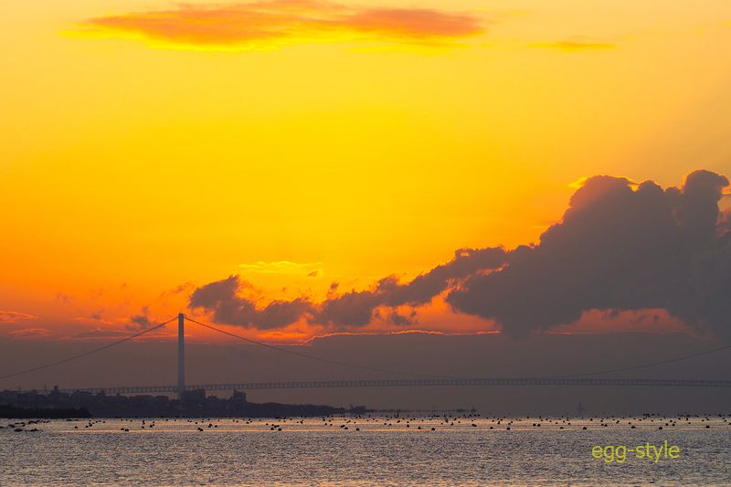 日出時刻を過ぎてもなかなか雲から姿を見せず恥ずかしがっているような太陽