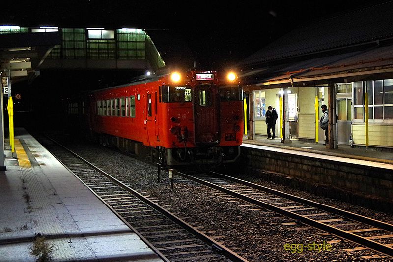 221D キハ40+キハ41の一番列車が新井駅着　雪が降り始めて来た