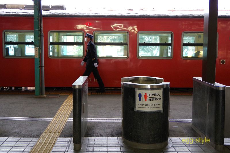 香住発豊岡行 7170D キハ47 客も駅員もいない駅　運転手さんの出発前点検中