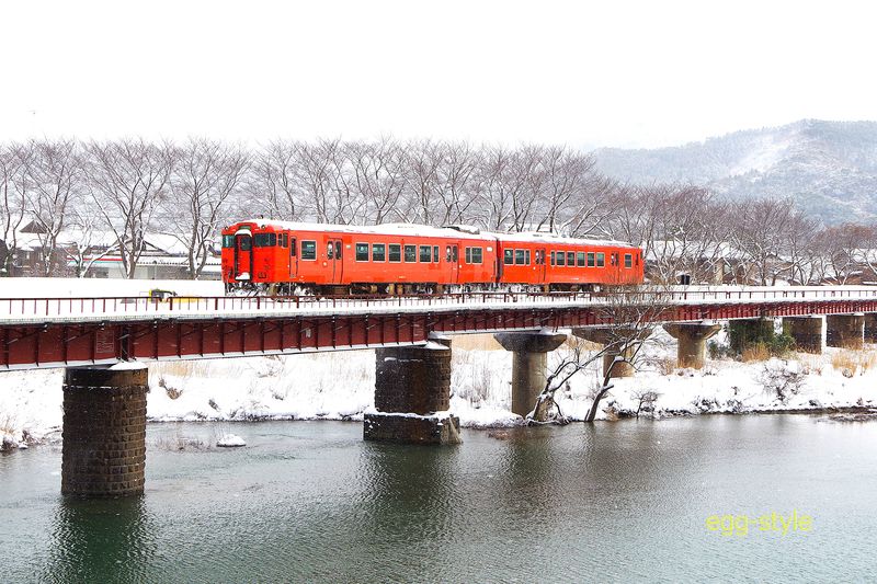 168D 城崎温泉行 キハ47-2/1093　降り続きの雪を屋根に乗せているのも雪国