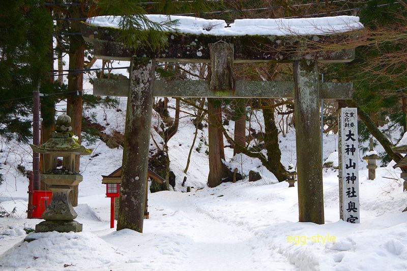 大山寺の左側は大神山神社への参道、雪が氷歩くのは容易でなくあきらめる