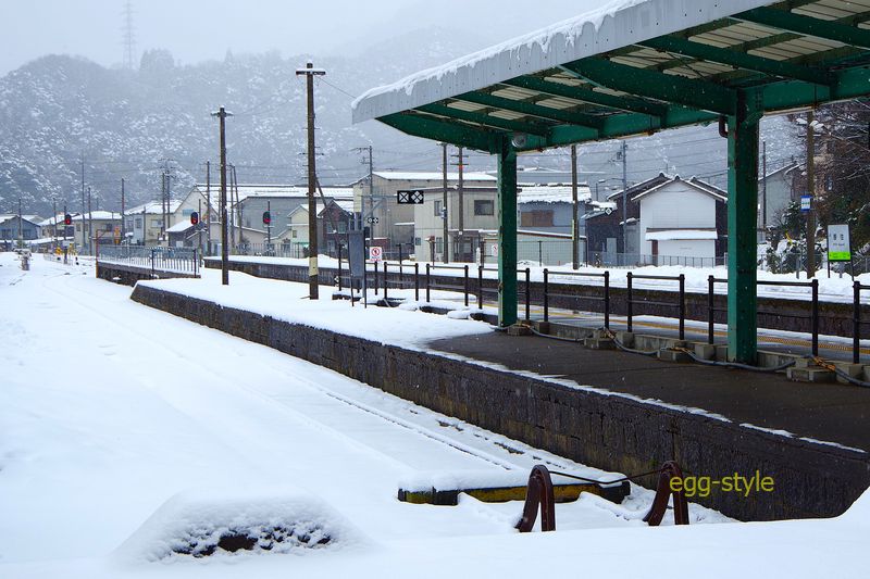 過去の貨物ホーム トムやワムが止まって荷積みしてのだろう　線路は残されている