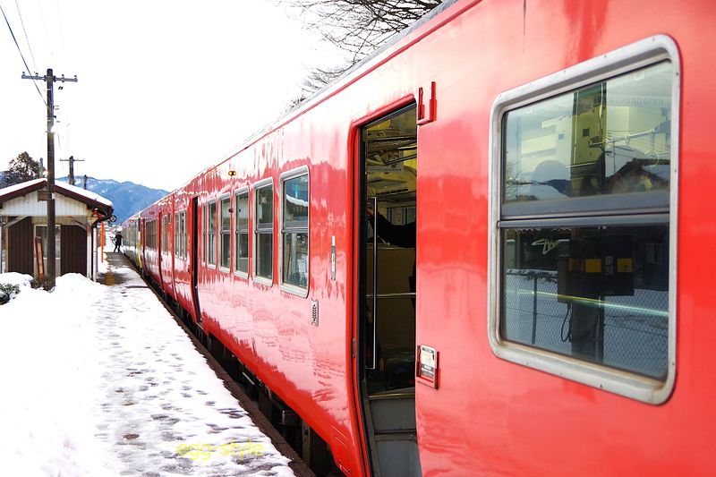 河原駅 大勢煮の高校生をのせてワンマン運転手は、乗り遅れがないか確認 654D