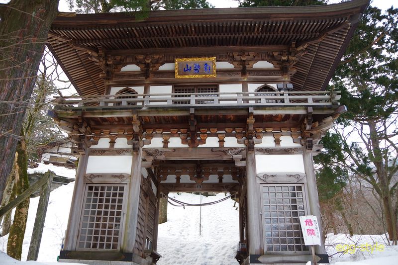 大山寺の山門　立派にでんと構えている