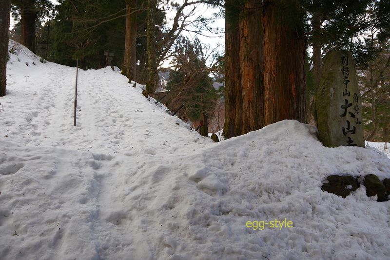 山門の向こうは氷の状態　この硬さではとても歩けず残念