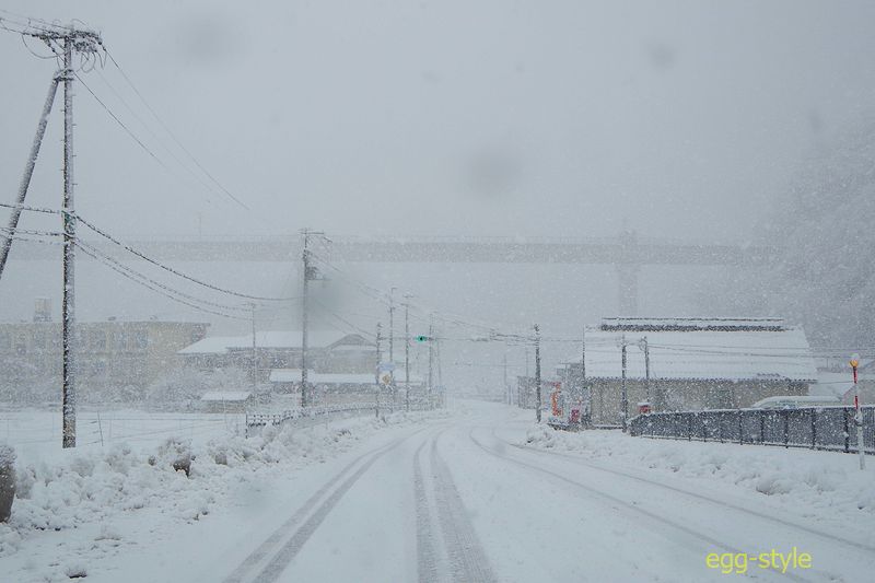 霞んで余部橋梁が見える　吹雪いてきていて、この先国道は積雪通行止め　退散！