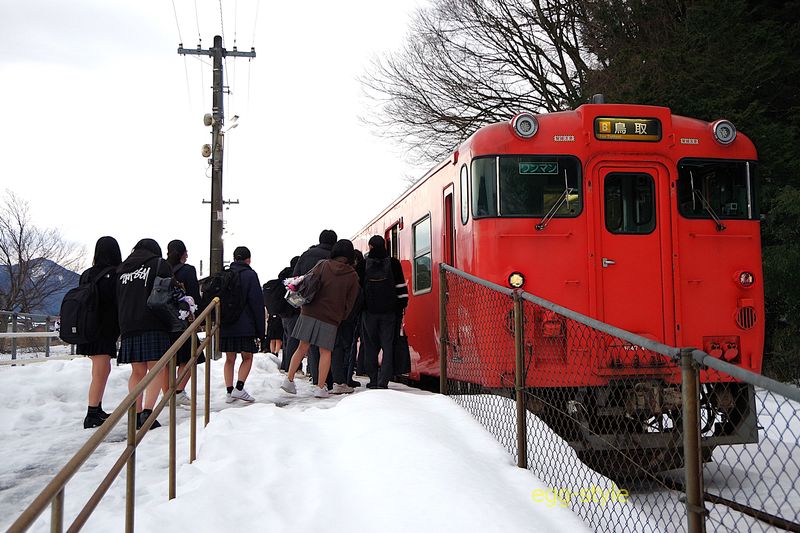 キハ47 4連 654D鳥取行　河原駅でたくさんの高校生が乗る