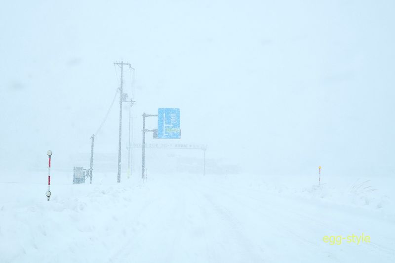 吹雪いて視界が悪くなった　積雪も出て来たけれど、山陰道へ逃げ込む