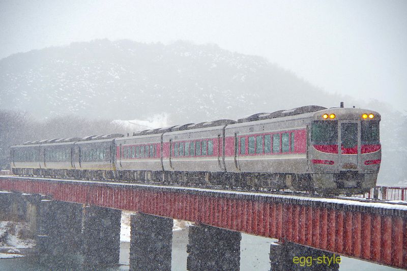 吹雪いた中を加速して2つの峠を越えをする かにカニはまかぜ+はなあかり　山陰本線の雪