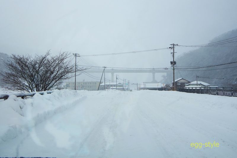 吹雪初めの向こうに余部橋梁が見えて来た　この谷の北風は強い