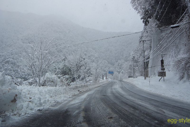 村岡から香住に向かう県道4号は、この先さらに積雪が強くなった