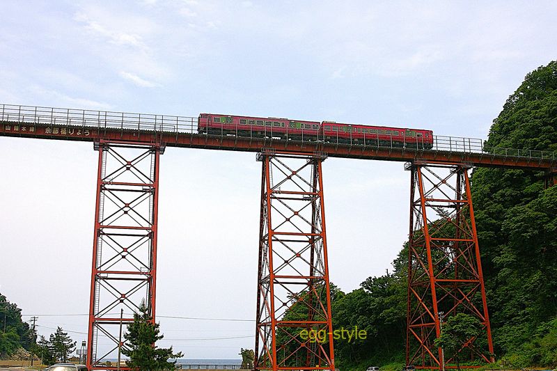 2006年初夏の旧余部橋梁　キハ47が橋を渡る　明治に建設の大きな橋梁が立派