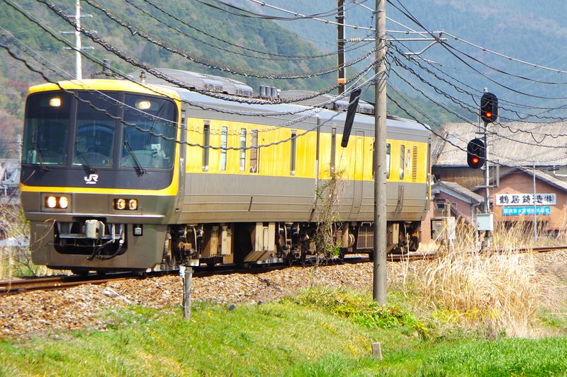 鶴居駅で普通列車と交換 これまた構図どころではないの図