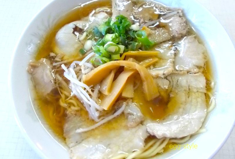 毎度おなじみ すみれ食堂の昼食チャーシュー麺 10時から営業