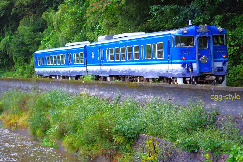 土師川沿いに県境に向かって登坂が続く 2両目は キロ47-7006