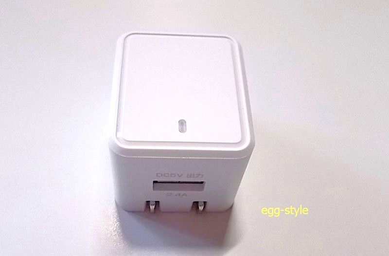 普通のACアダプターでUSB接続します　これは 2.4A出力