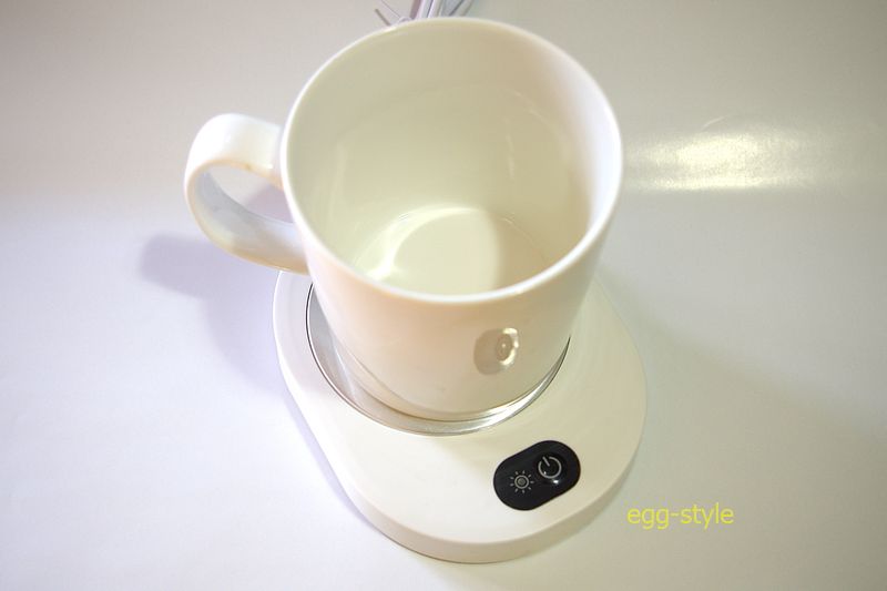 机のどこかにこんな感じに置けば、温かい飲み物が保温されます