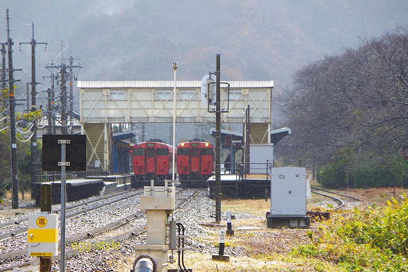 竹野駅列車交換 これでも特急停車駅だ