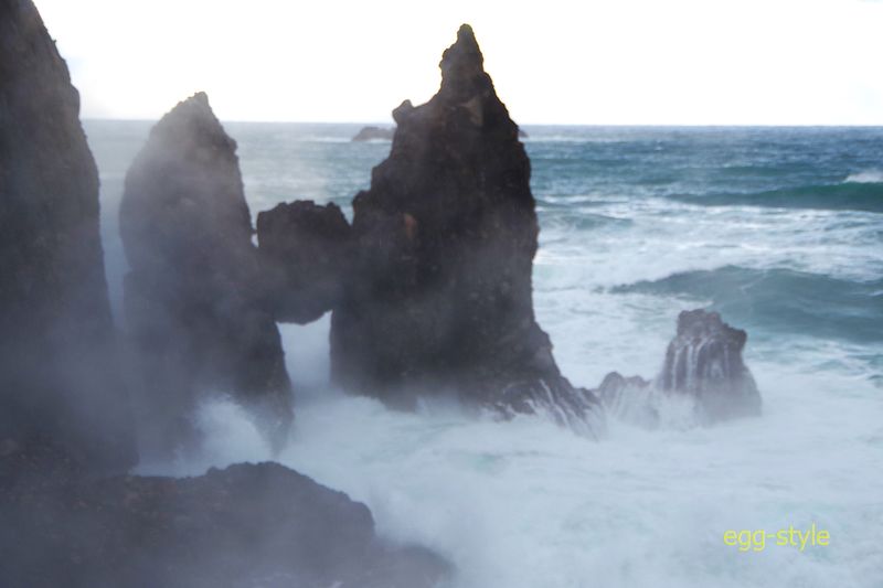 動かな落ちない「はさかり岩」その波しぶきが霧のようだ