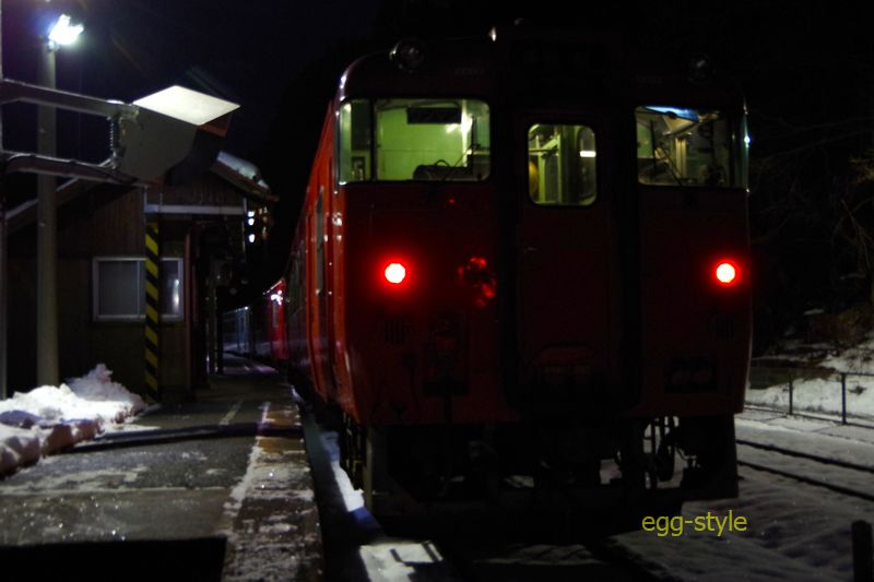 654Dが那岐駅に回送された。室内灯は消灯中だ