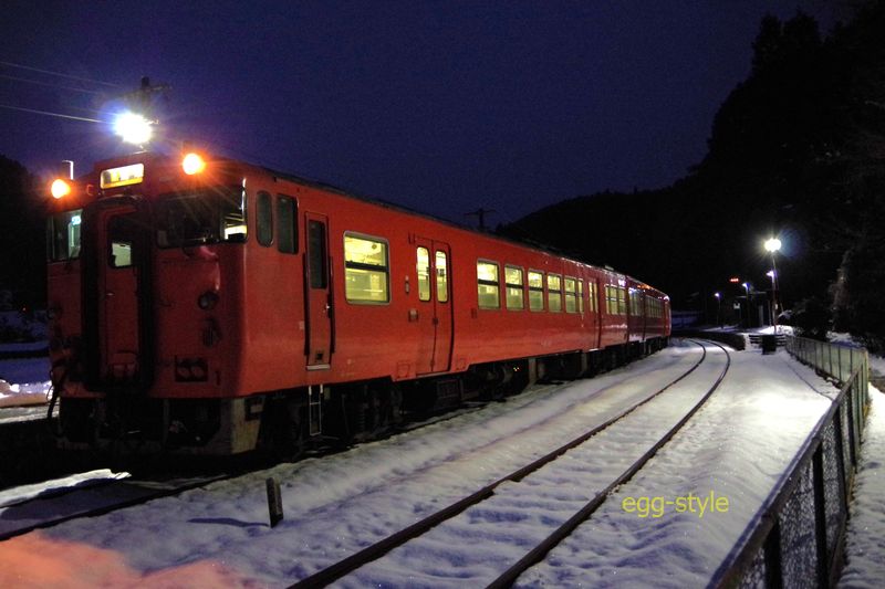暗く寒い雪の夜明け前 キハ47の4連の鳥取行 まもなく出発